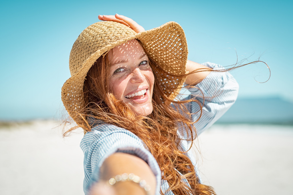 woman wearing hat at beach