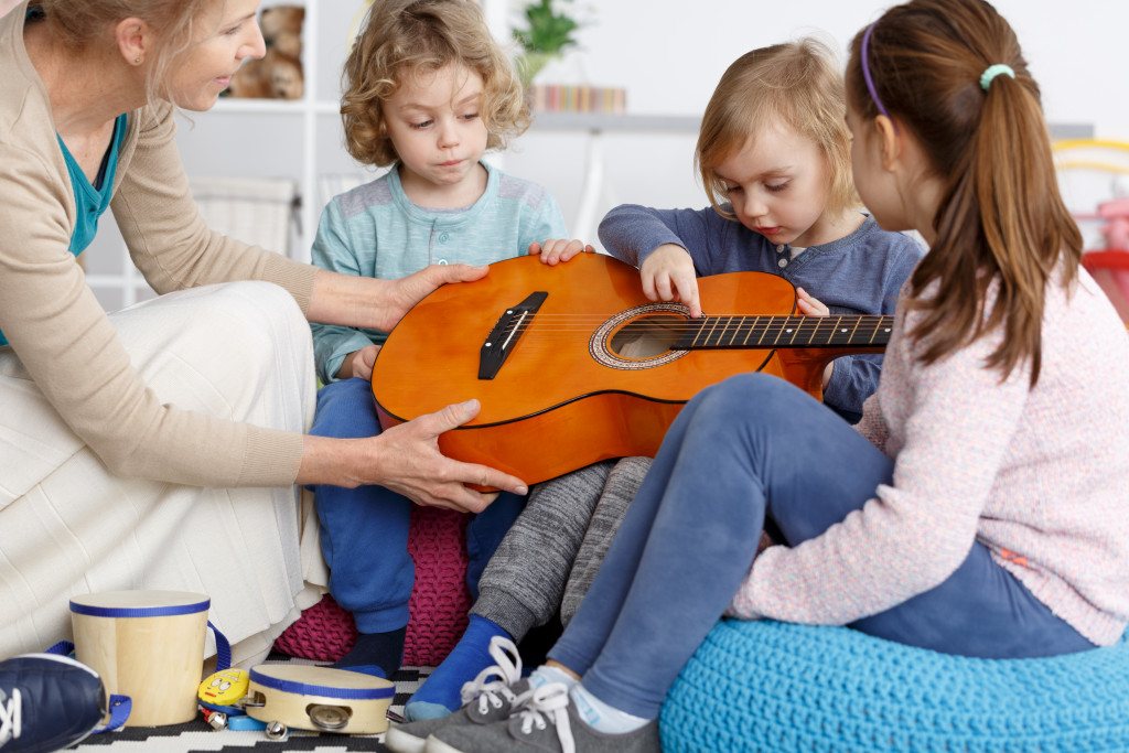 kids learning guitar