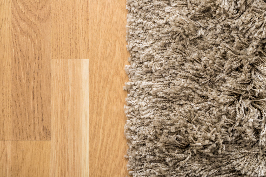 A fiber carpet on laminate flooring